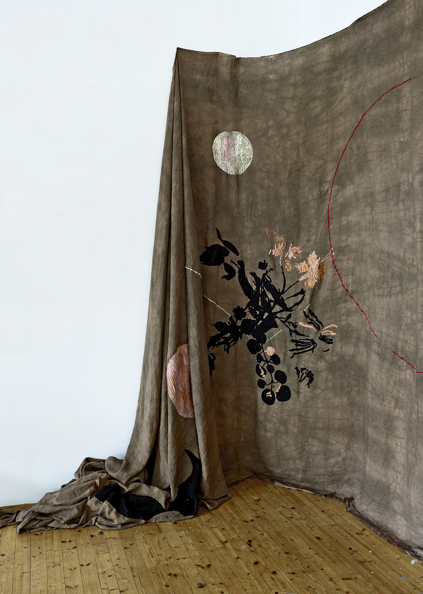 Frederike Schweizer, Pinkmoon, 2019, handgestickt mit Baumwollgarn auf gefärbten Leinen