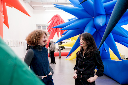 Eliza Lips und Evelyne Bucher in der Ausstellung von Otto Piene. Foto: Jeremy Marugan