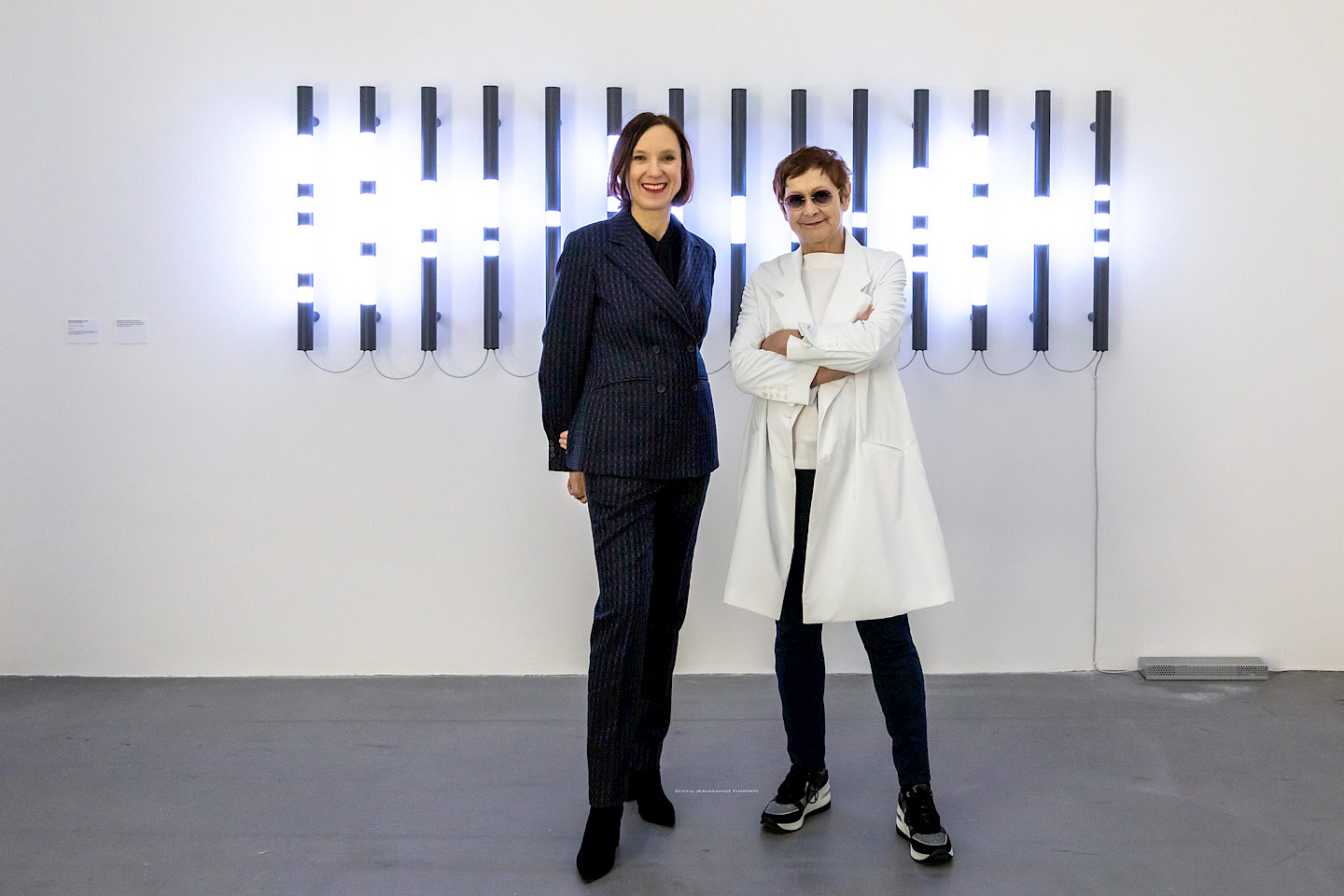 Brigitte Kowanz und Sabine Schaschl an der Vernissage. Foto: Bettina Diel