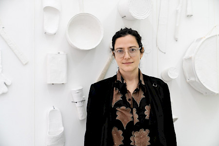 Amalia Pica, Gewinnerin des Zurich Art Prize 2020 (Werk im Hintergrund: (un)heard, 2016 Collection Cc Foundation, Shanghai)