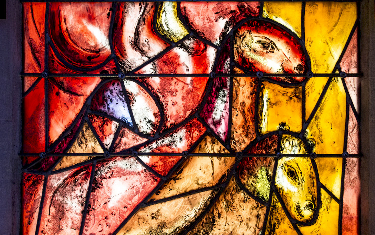 Glasfenster von Marc Chagall in Zusammenarbeit mit Charles Marq: Prophetenfenster (Detail), 1970. © 2022, ProLitteris, Zürich© Glasfenster von Marc Chagall in Zusammenarbeit mit Charles Marq / 2022, ProLitteris, Zürich Foto: Orell Füssli