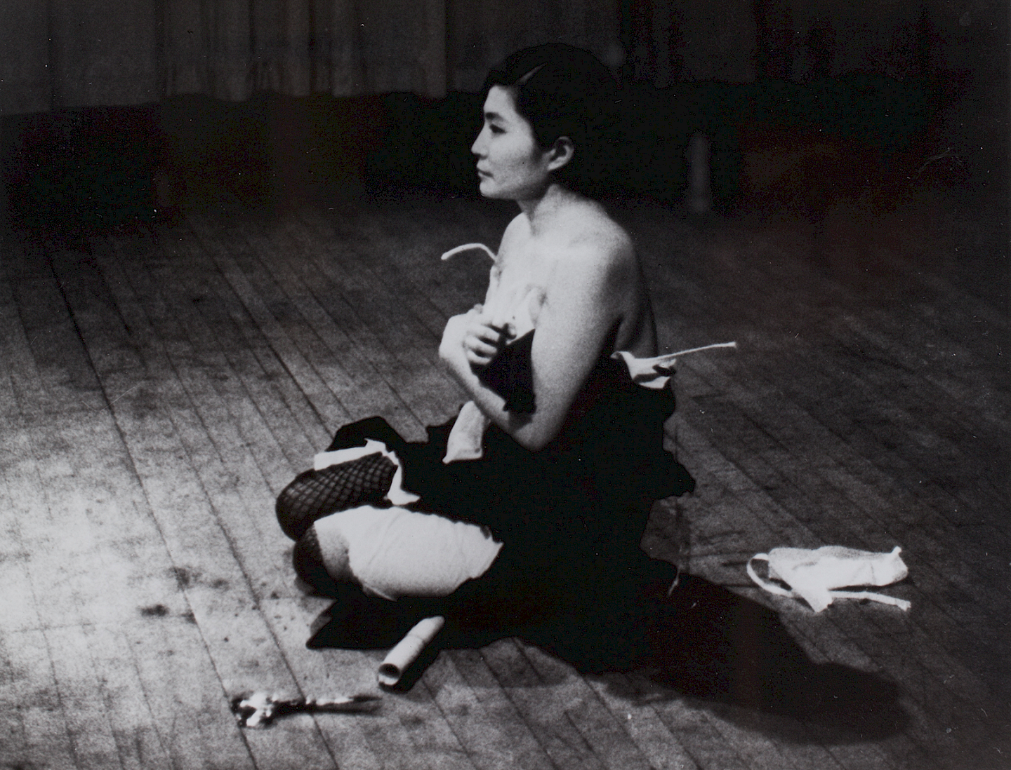 Yoko Ono, Cut Piece, 1964/65, Performance Carnegie Recital Hall, New York City, 21. März 1965, Foto: Minory Niizuma, © Yoko Ono