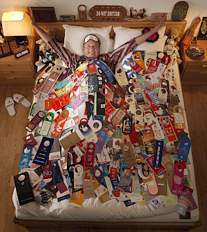 Jean-François Vernetti, Der Guinness Weltrekordhalter besitzt 11'111 Do-Not-Disturb-Hotelschilder
aus rund 200 Ländern, © Guinness World Records