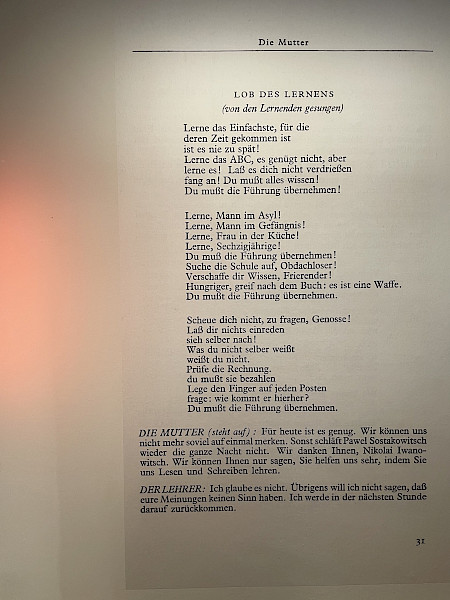 Die Ausstellung beginnt mit einem Auszug aus Bertold Brechts «Die Mutter» aus dem Jahr 1933. Im selben Jahr floh Brecht vor dem Nationalsozialismus ins Exil, seine Bücher wurden verbrannt und verboten.