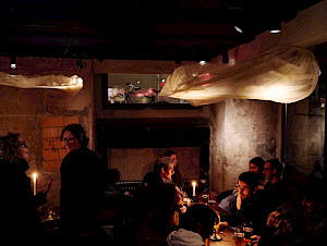 Künstler*innenkneipe im Eingangsbereich des Cabaret Voltaire, Dezember 2025, Photo: Cedric Mussano