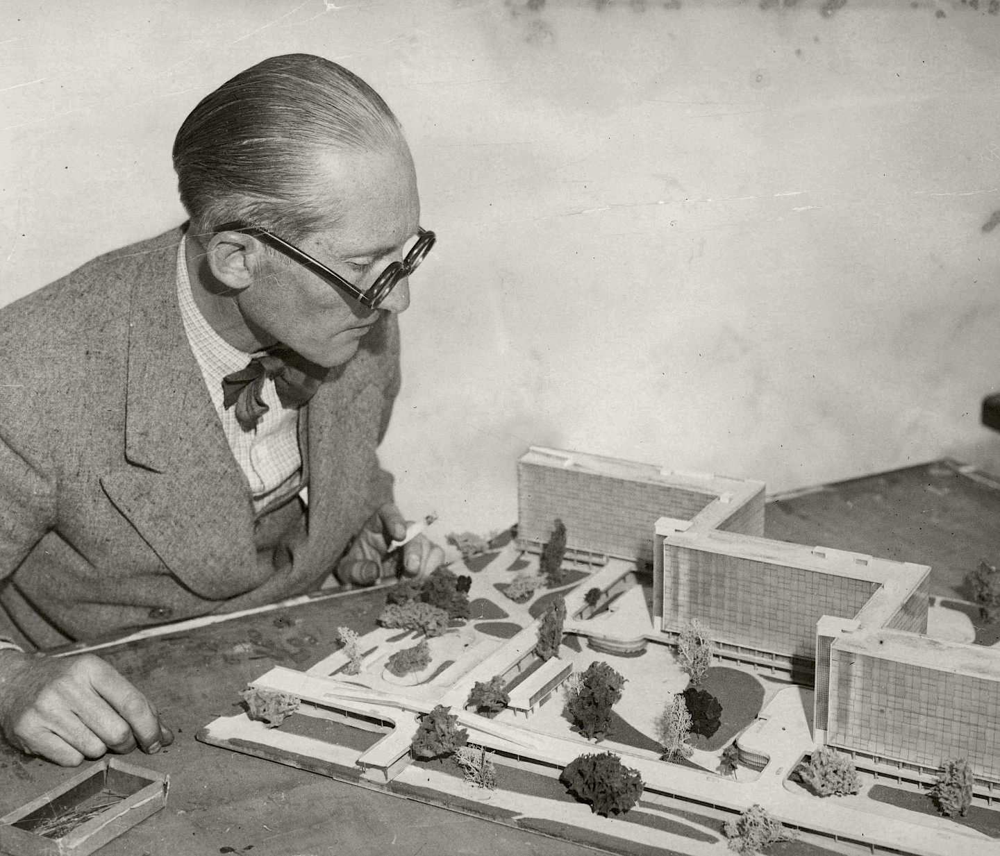 Le+Corbusier+arbeitet+an+einem+Modell+der+Ville+radieuse%2c+1930%2c+Foto%3a+The+New+York+Times