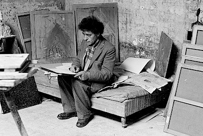 Alberto Giacometti in seinem Atelier, Paris, 1953. © Succession Alberto Giacometti / 2026, ProLitteris, Zurich für alle Werke von Alberto Giacometti / Foto: © 2026 Stiftung Ernst Scheidegger-Archiv, Zürich.