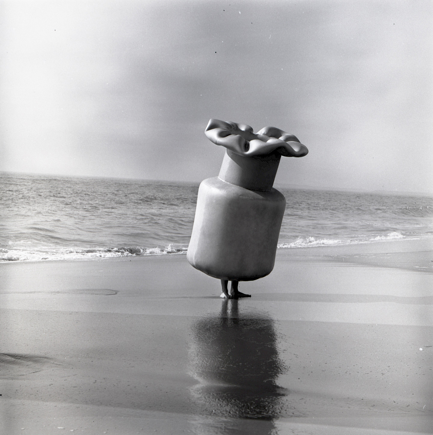 Heidi+Bucher%2c+Bodyshell+(Poma)+at+Venice+Beach%2c+Los+Angeles%2c+California%2c+1972+Photo%3a+Beverly+Edna+Johnson+and+Studio+Heidi+and+Carl+Bucher%2c+Courtesy+of+the+Estate+of+Heidi+Bucher
