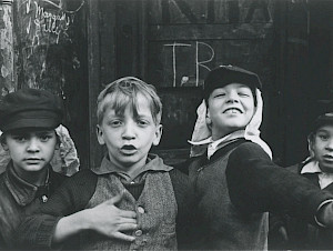 Helen Levitt, New York, c. 1940 © Film Documents LLC, courtesy Zander Galerie, Köln
