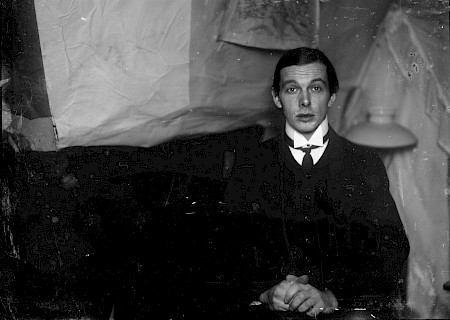 Ernst Ludwig Kirchner Selbstporträt in der Atelierwohnung in Berlin-Friedenau, 1913/1915 Glasnegativ, 13 × 18 cm Kirchner Museum Davos, Schenkung Nachlass Ernst Ludwig Kirchner 2001