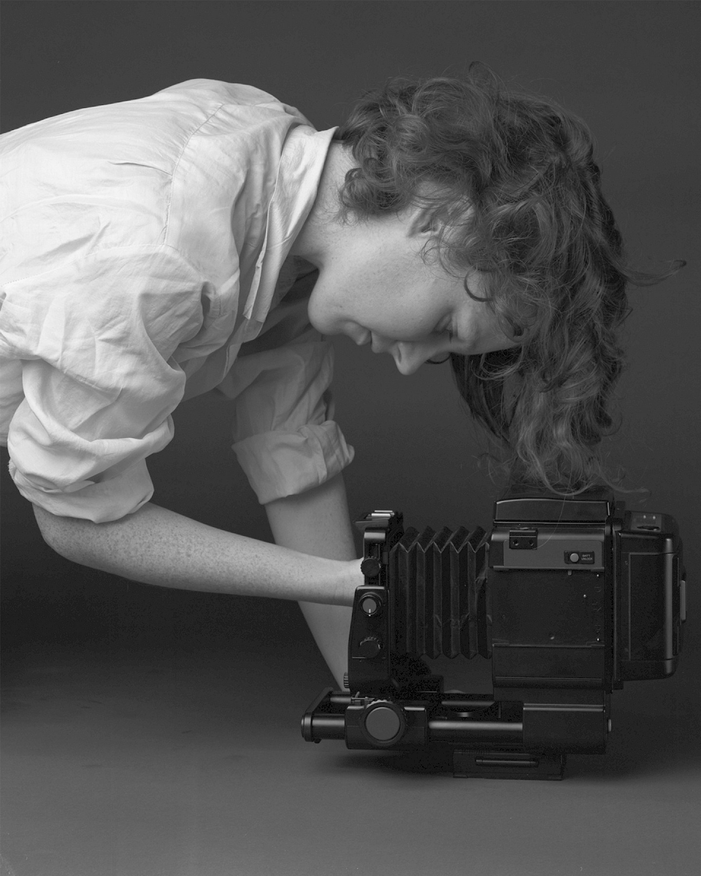 „Girl with Hand in Camera”, Inkjet-Print, 2011/2013 © Philipp Dorl