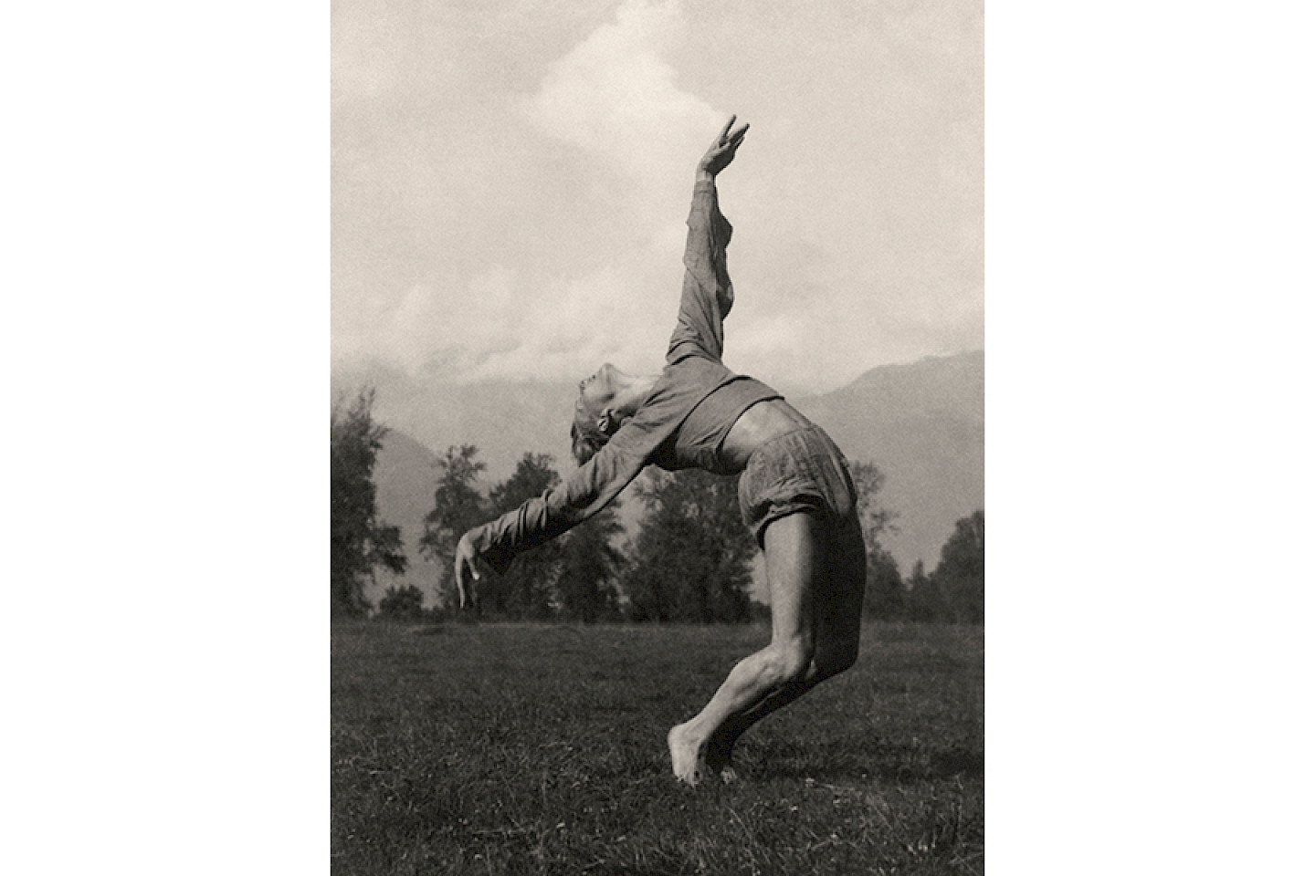 Sigurd Leeder erfüllt die Landschaft von Ascona mit einem dynamischen Bewegungsschwung, um 1925, Foto: Rudolf Opitz, © Schweizer Tanzarchiv