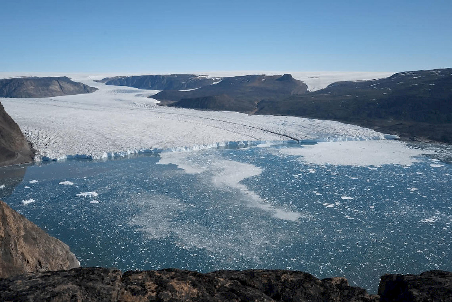 Calving glaciers under climate change 