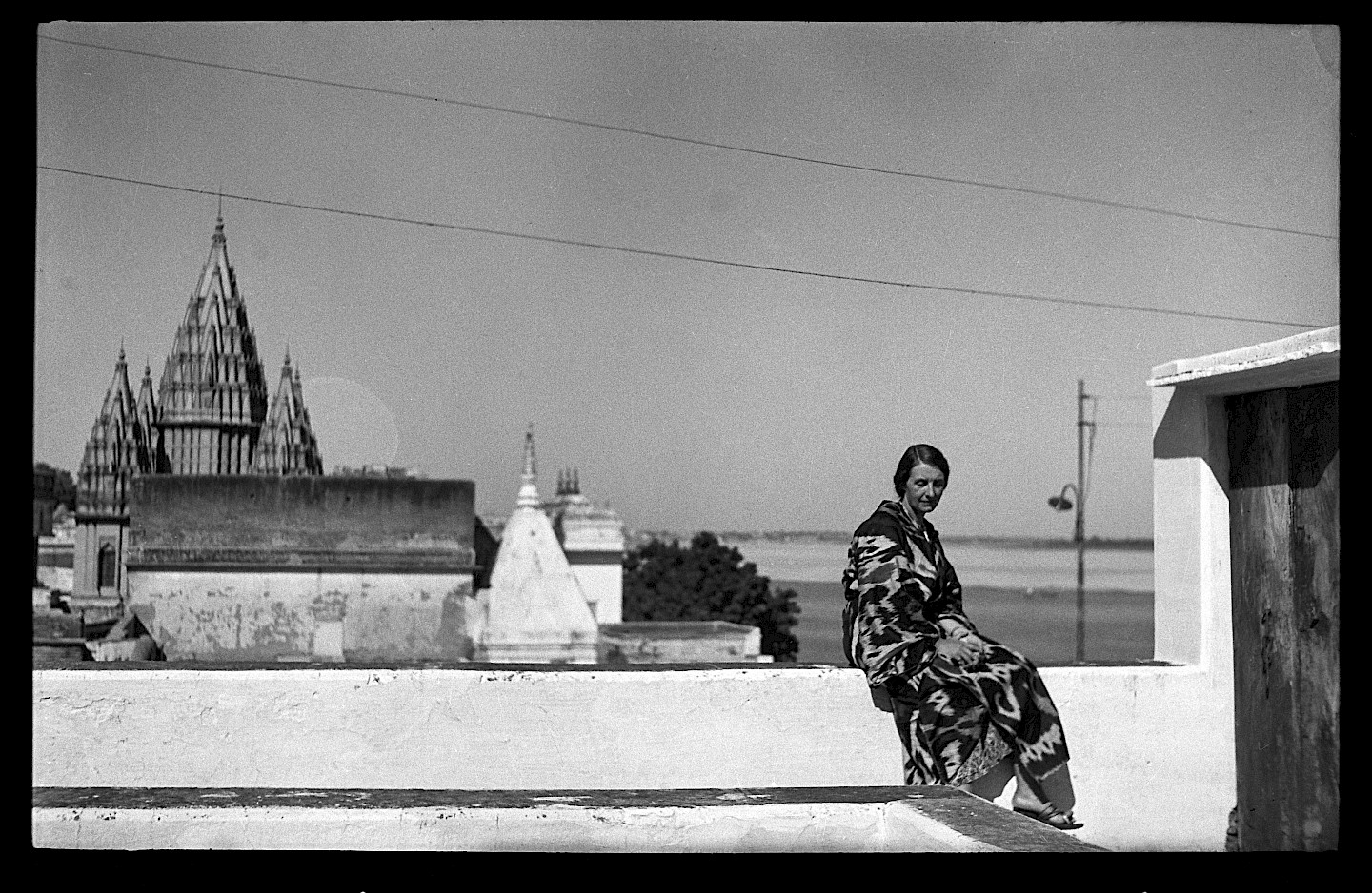 Alice Boner auf der Terrasse des Assi Sangam Hauses. Alfred Würfel, Indien, Varanasi, 1936–1940. Museum Rietberg Zürich
