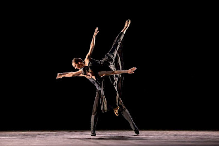 Un Ballo, Junior Ballett, Marjolaine Laurendeau, Iacopo Arregui; Foto: Gregory Batardon