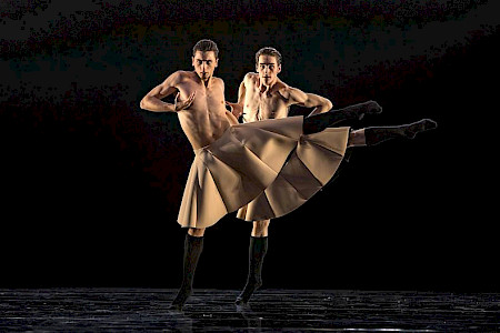 Un Ballo, Junior Ballett, Cohen Aitchison-Dugas, Riccardo Mambelli; Foto: Gregory Batardon